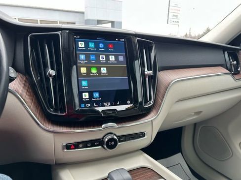 Used 2022 Volvo XC60 B5 Momentum image 45