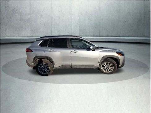 Used 2024 Toyota Corolla Cross LE image 3