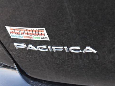 Used 2024 Chrysler Pacifica Touring-L FWD image 18
