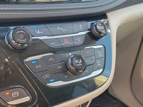 Used 2024 Chrysler Pacifica Select image 26