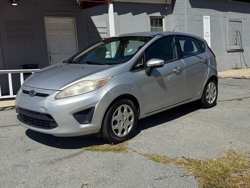 Used 2013 Ford Fiesta SE w/ Super Fuel Economy Pkg image 2