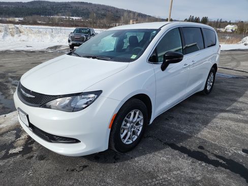 Used 2025 Chrysler Voyager LX image 4