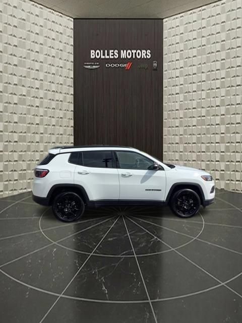 Certified 2025 Jeep Compass Latitude w/ Convenience Group AWD/4WD image 3