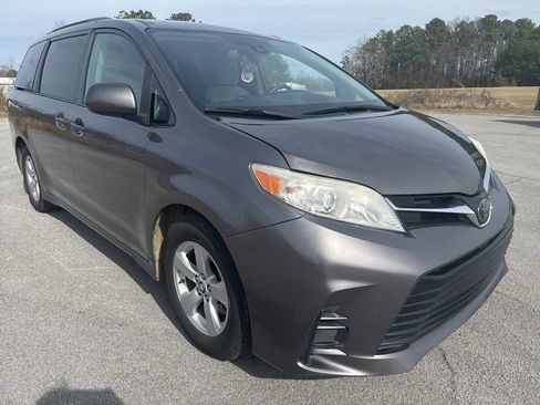 Used 2020 Toyota Sienna LE image 11