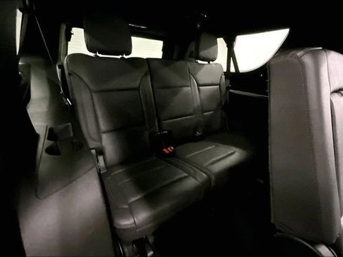 Used 2025 Chevrolet Suburban Z71 image 30