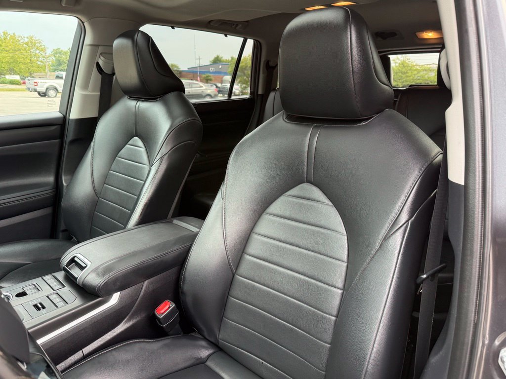 Used 2021 Toyota Highlander XLE AWD/4WD image 10