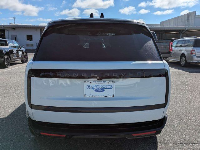 Used 2025 Land Rover Range Rover SE AWD/4WD image 4