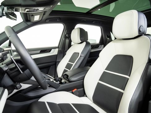 Certified 2026 Porsche Cayenne AWD/4WD image 5