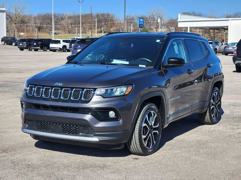 Used 2023 Jeep Compass Limited image 3