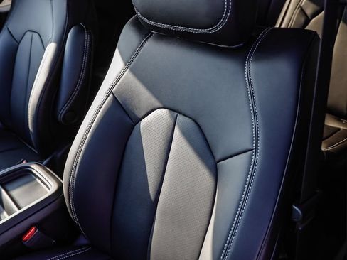 New 2027 Chrysler Pacifica Select FWD image 30