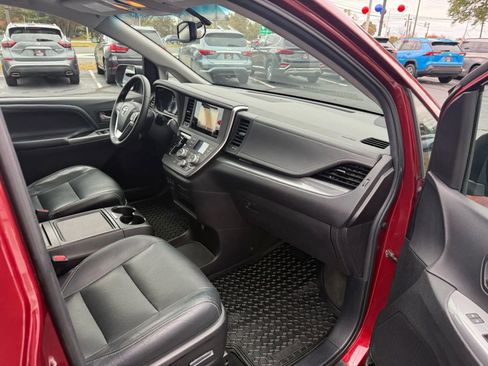 Used 2015 Toyota Sienna SE Premium image 48