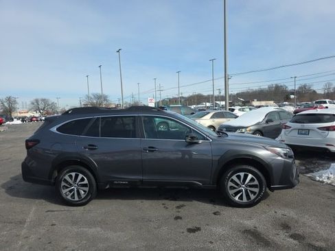 Used 2025 Subaru Outback Premium image 4