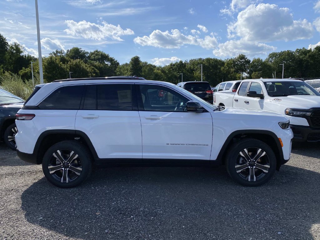 New 2027 Jeep Grand Cherokee Limited AWD/4WD image 2