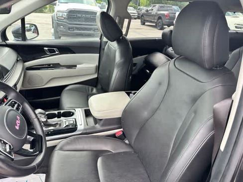 Used 2023 Kia Carnival EX FWD image 4