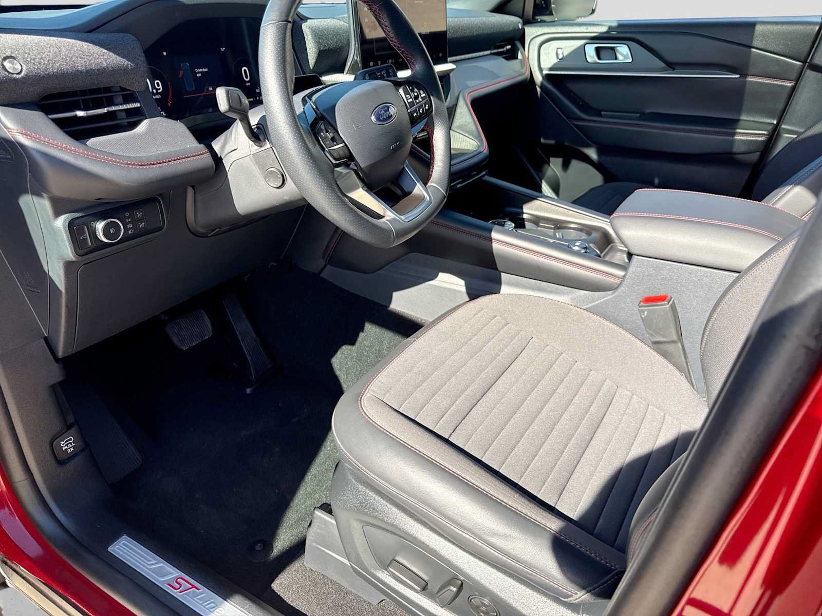Certified 2025 Ford Explorer ST-Line w/ Premium Package AWD/4WD image 15