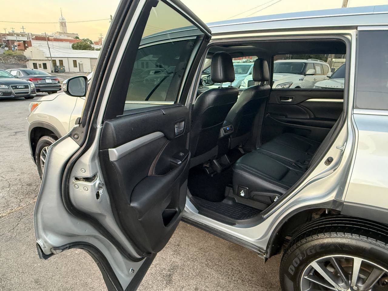 Used 2017 Toyota Highlander XLE AWD/4WD image 35