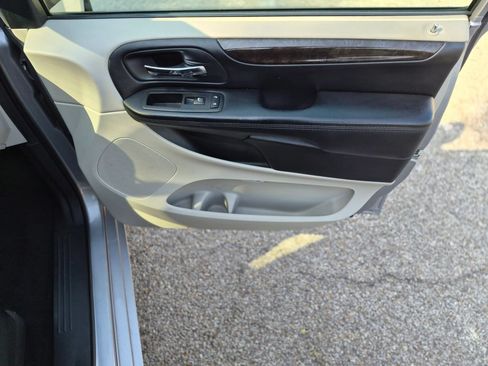 Used 2016 Dodge Grand Caravan SXT FWD image 15