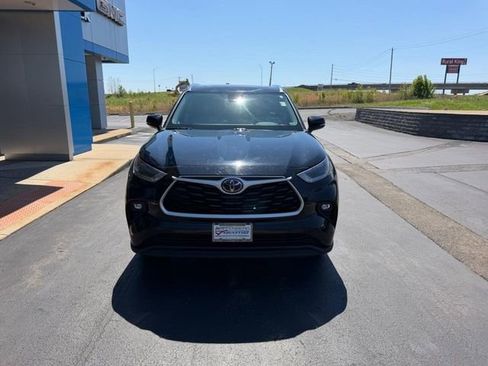 Used 2021 Toyota Highlander XLE AWD/4WD image 3