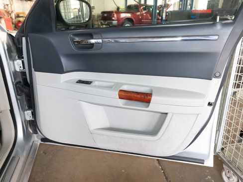 Used 2005 Chrysler 300 C w/ Navigation & Sound Group II RWD image 17