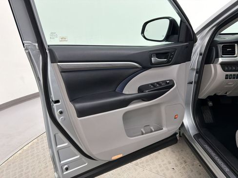 Used 2019 Toyota Highlander Limited Platinum FWD image 24