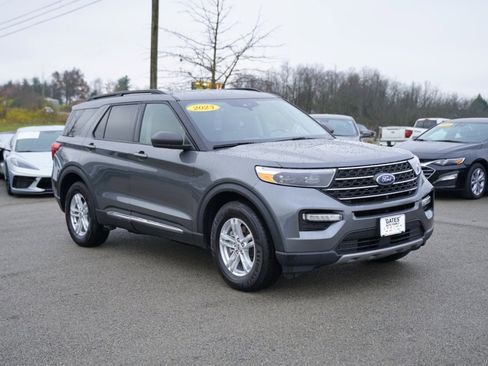 Used 2023 Ford Explorer XLT w/ Equipment Group 202A image 3