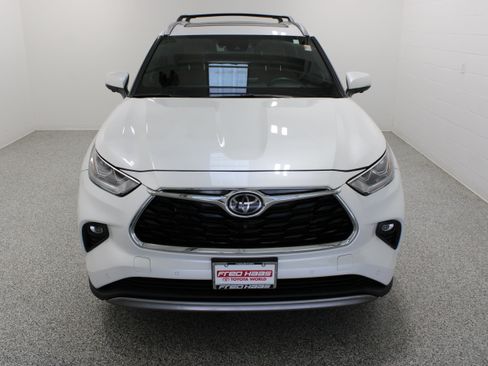 Used 2024 Toyota Highlander Platinum FWD image 3