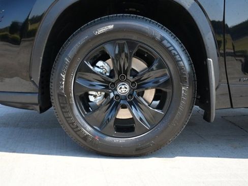 Used 2025 Toyota Highlander XLE image 10