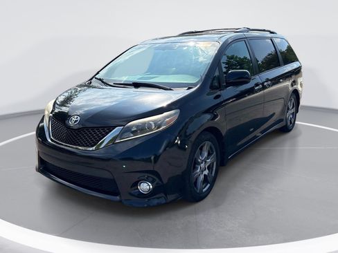 Used 2017 Toyota Sienna SE Premium FWD image 3