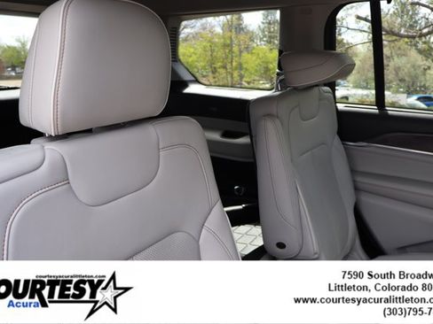 Used 2022 Jeep Grand Cherokee L Overland w/ Luxury Tech Group IV AWD/4WD image 32