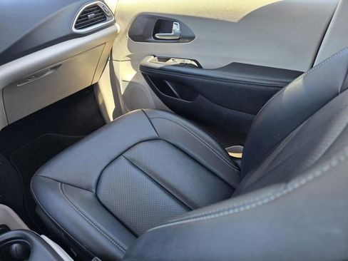 Used 2024 Chrysler Pacifica Touring-L image 21