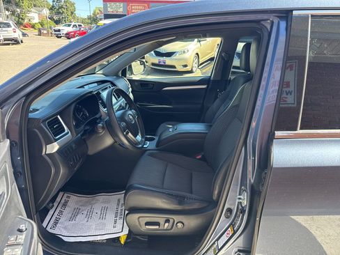 Used 2016 Toyota Highlander Plus AWD/4WD image 16