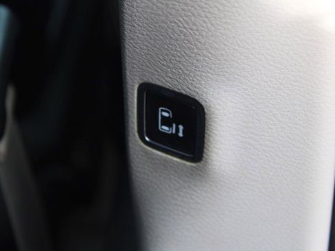 Used 2019 Chrysler Pacifica Touring-L image 25