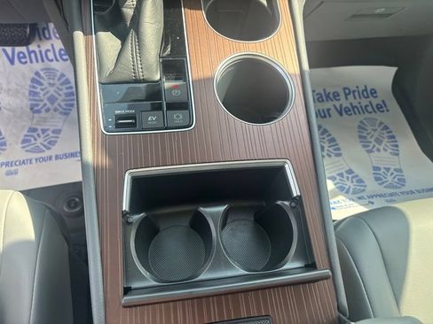Used 2022 Toyota Sienna XLE FWD image 42