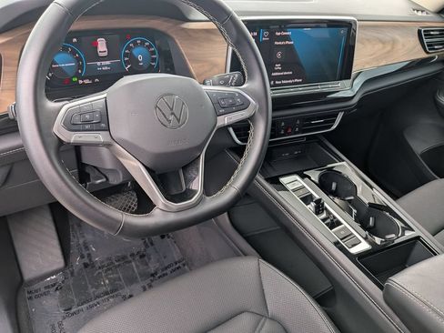 Used 2025 Volkswagen Atlas SE FWD image 15