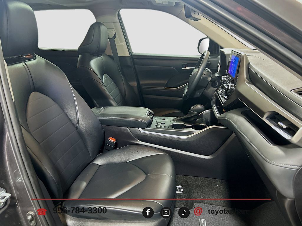 Used 2025 Toyota Highlander XLE FWD image 28
