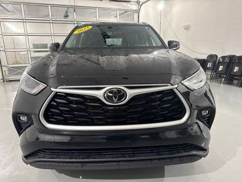 Used 2023 Toyota Highlander XLE FWD image 2