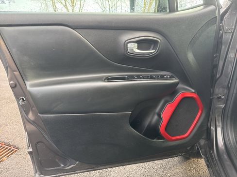 Used 2017 Jeep Renegade Trailhawk w/ Premium Trailhawk Package image 12