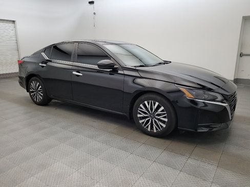 Used 2023 Nissan Altima 2.5 SV w/ SV Premium Package FWD image 11