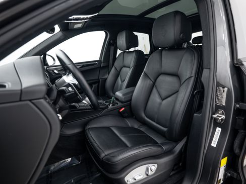 Used 2018 Porsche Macan AWD/4WD image 5
