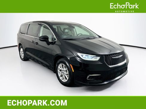 Used 2024 Chrysler Pacifica Touring-L FWD image 1