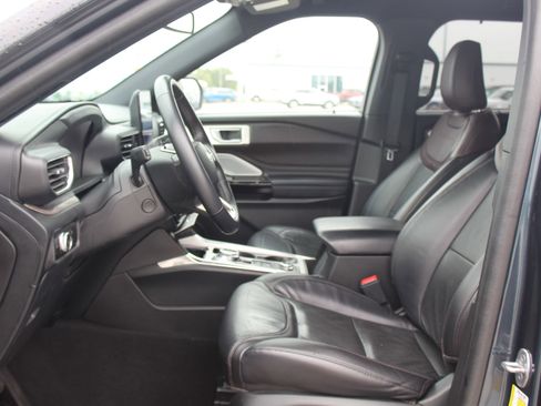 Used 2023 Ford Explorer Platinum w/ Premium Technology Package image 17