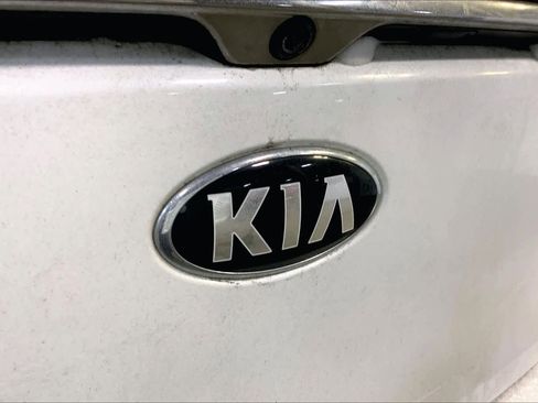 Used 2017 Kia Cadenza Technology image 10