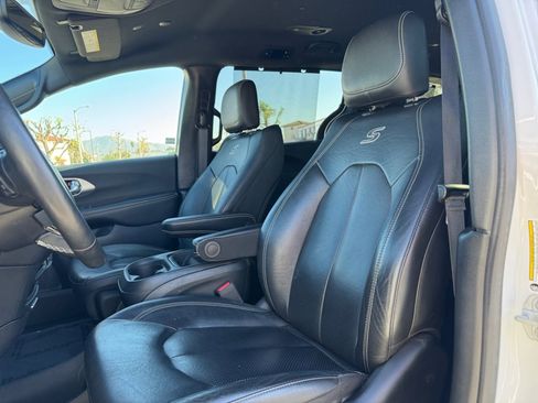 Used 2020 Chrysler Pacifica Touring-L image 16