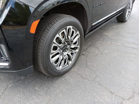 Used 2023 GMC Yukon Denali Ultimate w/ LPO, Floor Liner Package AWD/4WD image 6
