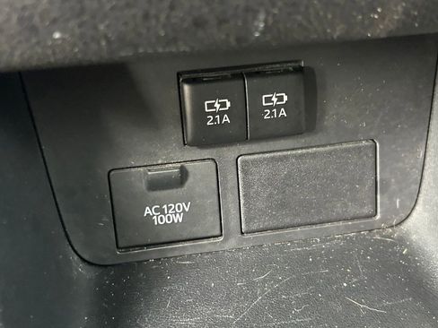 Used 2019 Toyota Highlander XLE FWD image 25
