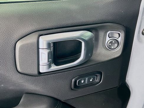 Used 2022 Jeep Wrangler Unlimited Sahara AWD/4WD image 13