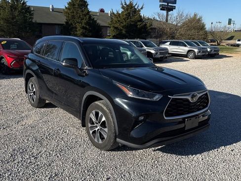 Used 2021 Toyota Highlander XLE image 4