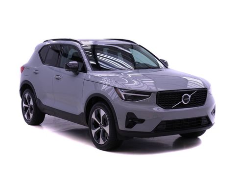 Certified 2026 Volvo XC40 B5 Plus w/ Protection Package Premier image 2