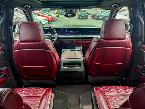 Used 2025 Cadillac Escalade Premium Luxury AWD/4WD image 35