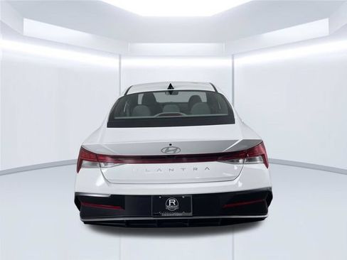 Used 2025 Hyundai Elantra SEL FWD image 15